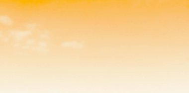 Tüylü bulutlu turuncu sarı altın gökyüzü. Yaz günbatımı doğa manzarası. Güzel bir gündoğumu arka planı. Bulut gradyanı soyut.