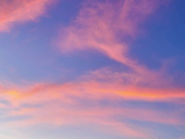 Mavi gökyüzü ve altın sarısı güneş ışığı bulutu sabah. Güzel doğa..