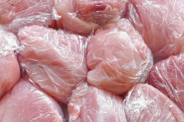 Plastik ambalajlı çiğ domuz eti ya da streç film.
