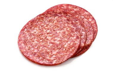 Salam füme sosis dilimleri beyaz üzerine.