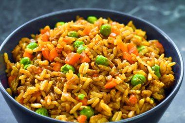 Soya soslu yumurta pilavı kasede. Asya yemekleri.