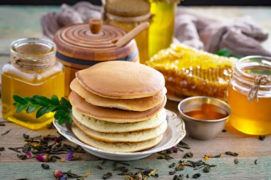 Çiçekli tatlı bal eski bir arka planda.