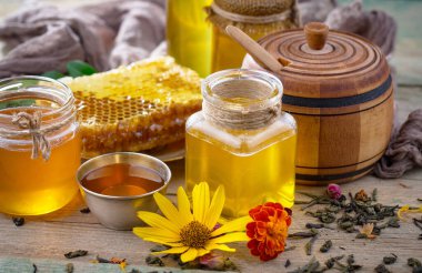 Çiçekli tatlı bal eski bir arka planda.
