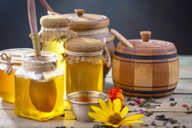 Çiçekli tatlı bal eski bir arka planda.