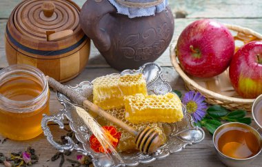 Çiçekli tatlı bal eski bir arka planda.