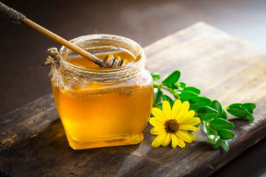 Çiçekli tatlı bal eski bir arka planda.