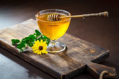 Çiçekli tatlı bal eski bir arka planda.