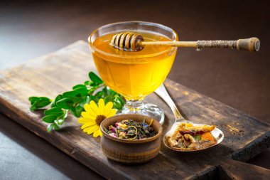 Çiçekli tatlı bal eski bir arka planda.