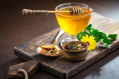 Çiçekli tatlı bal eski bir arka planda.