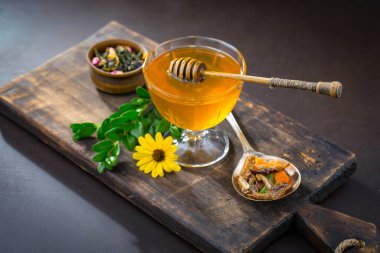 Çiçekli tatlı bal eski bir arka planda.