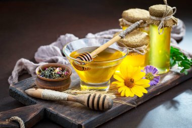 Çiçekli tatlı bal eski bir arka planda.