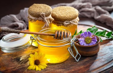 Çiçekli tatlı bal eski bir arka planda.