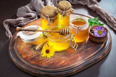 Çiçekli tatlı bal eski bir arka planda.