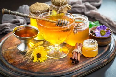 Çiçekli tatlı bal eski bir arka planda.