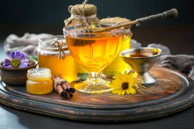 Çiçekli tatlı bal eski bir arka planda.