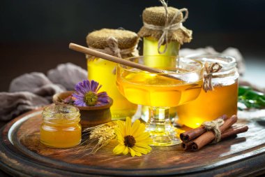 Çiçekli tatlı bal eski bir arka planda.