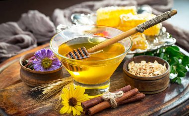 Çiçekli tatlı bal eski bir arka planda.