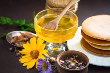 Çiçekli tatlı bal eski bir arka planda.