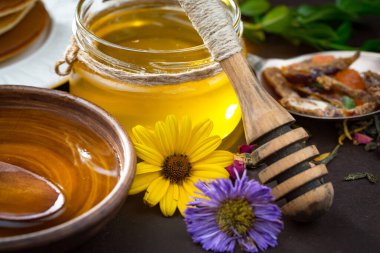 Çiçekli tatlı bal eski bir arka planda.