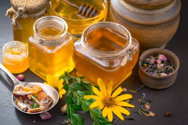 Çiçekli tatlı bal eski bir arka planda.