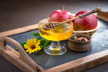 Çiçekli tatlı bal eski bir arka planda.