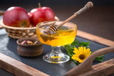 Çiçekli tatlı bal eski bir arka planda.