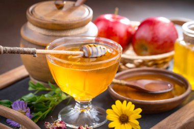 Çiçekli tatlı bal eski bir arka planda.