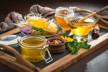 Çiçekli tatlı bal eski bir arka planda.