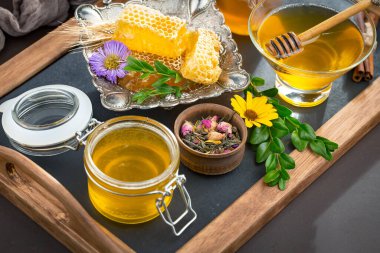 Çiçekli tatlı bal eski bir arka planda.