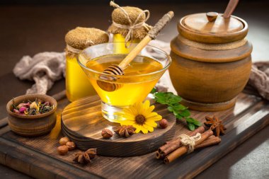 Çiçekli tatlı bal eski bir arka planda.