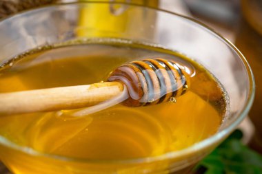 Çiçekli tatlı bal eski bir arka planda.