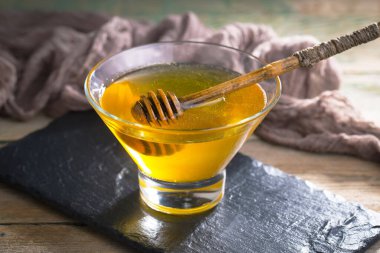 Çiçekli tatlı bal eski bir arka planda.