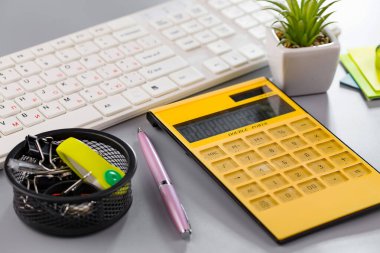 İş ve muhasebe malzemeleri masanın üstünde duruyor.