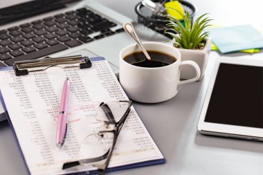 İş ve muhasebe malzemeleri masanın üstünde duruyor.