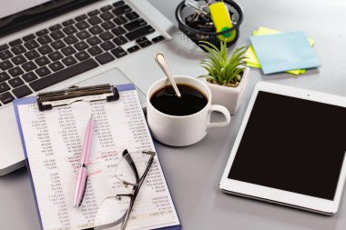 İş ve muhasebe malzemeleri masanın üstünde duruyor.