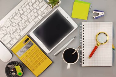 İş ve muhasebe malzemeleri masanın üstünde duruyor.