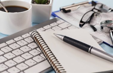 İş ve muhasebe malzemeleri masanın üstünde duruyor.