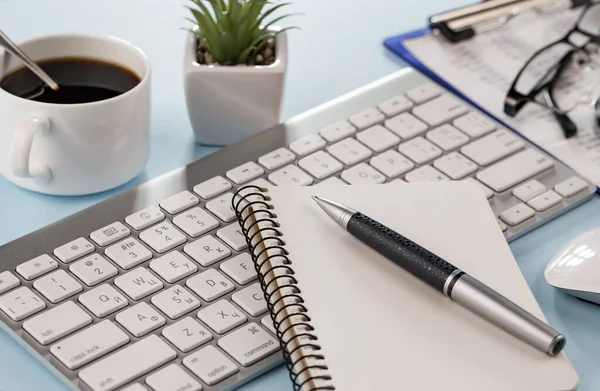 İş ve muhasebe malzemeleri masanın üstünde duruyor.