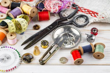 El işleri, iplikler, dikiş iğneleri..