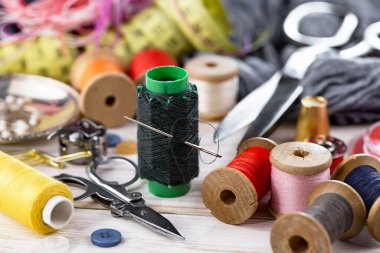 El işleri, iplikler, dikiş iğneleri..