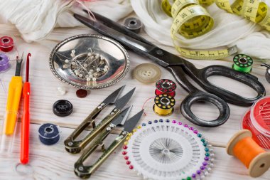El işleri, iplikler, dikiş iğneleri..
