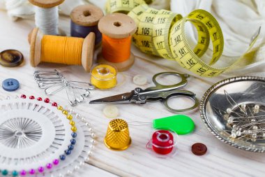 El işleri, iplikler, dikiş iğneleri..