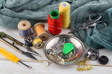 El işleri, iplikler, dikiş iğneleri..