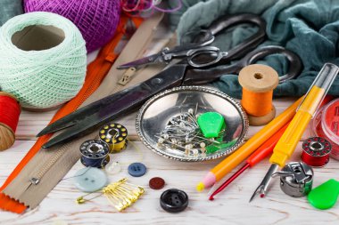 El işleri, iplikler, dikiş iğneleri..