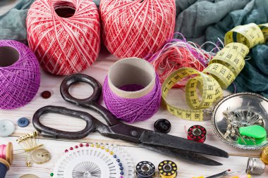 El işleri, iplikler, dikiş iğneleri..