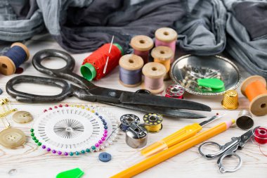 El işleri, iplikler, dikiş iğneleri..