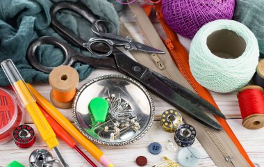 El işleri, iplikler, dikiş iğneleri..
