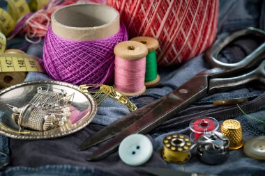 El işleri, iplikler, dikiş iğneleri..