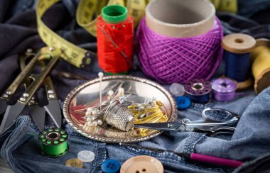 El işleri, iplikler, dikiş iğneleri..