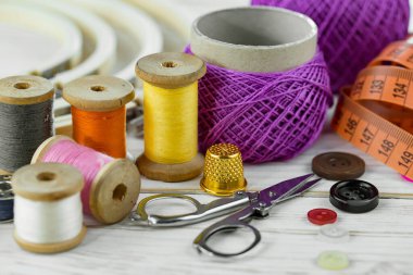 El işleri, iplikler, dikiş iğneleri..